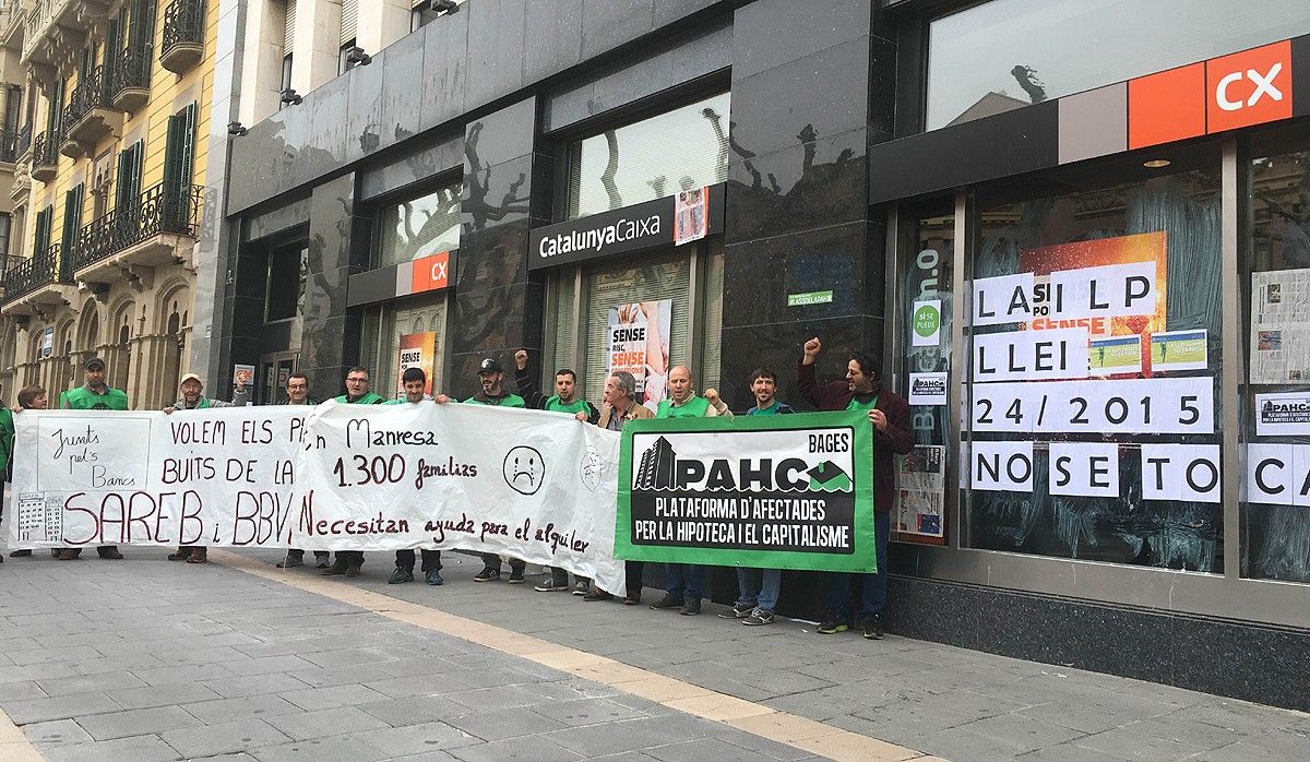 Membres de la PAHC davant l'oficina principal de CatalunyaCaixa al Passeig