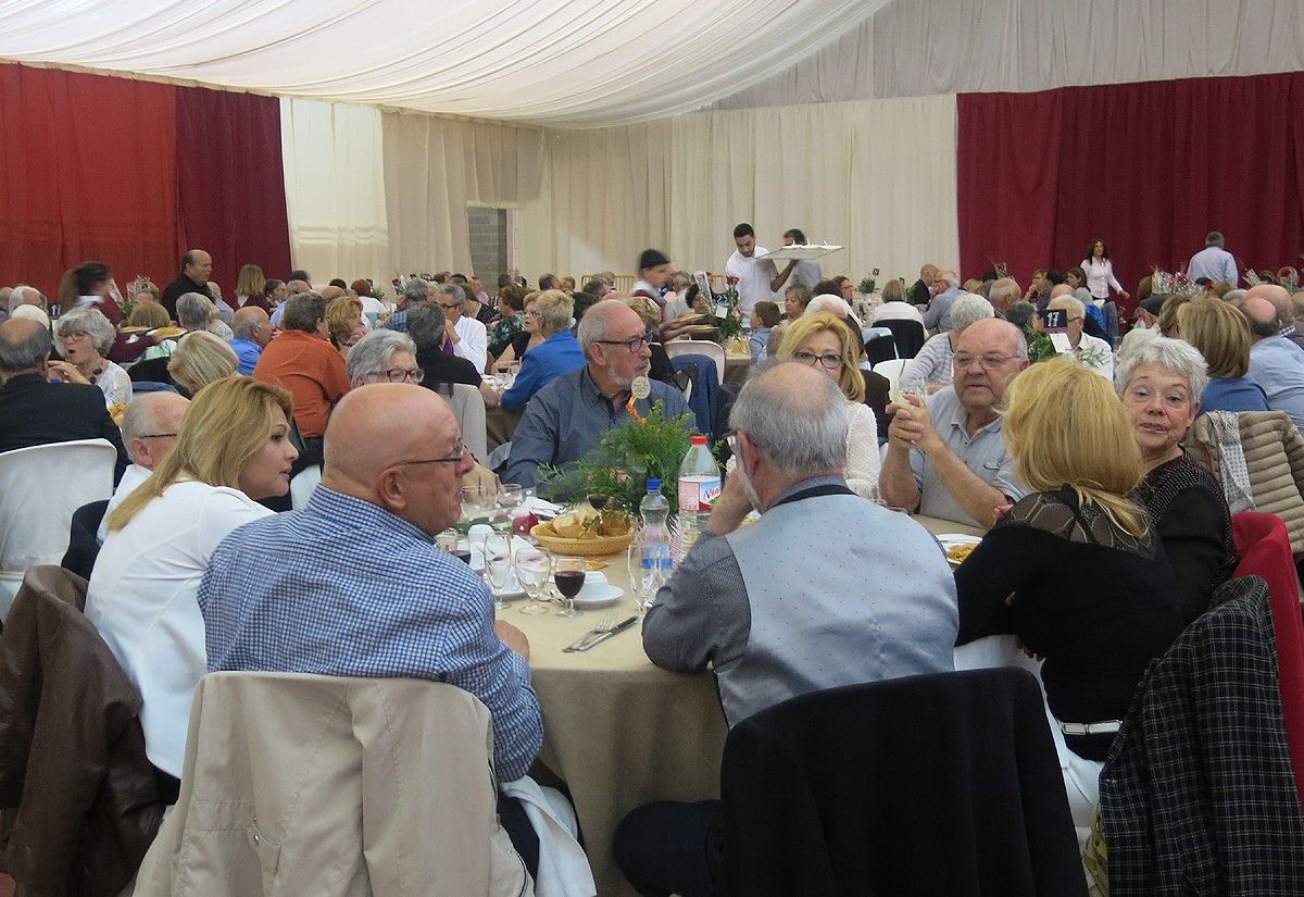 El dinar amb la gent gran s'ha celebrat al pavelló de Sant Salvador de Guardiola