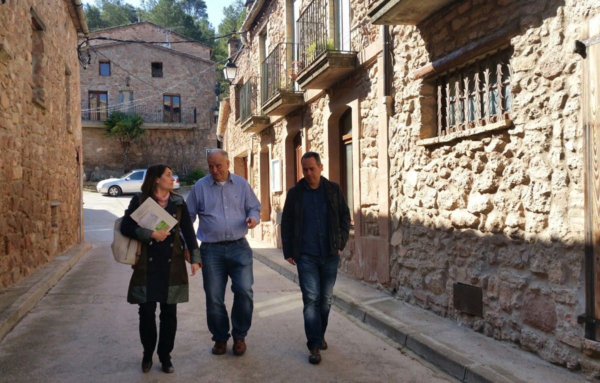 Laura Vilagrà amb Joan Costa pels carrers de Rajadell