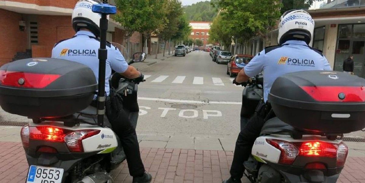 Dos agents de la Policia Local de Sant Joan amb el nou uniforme