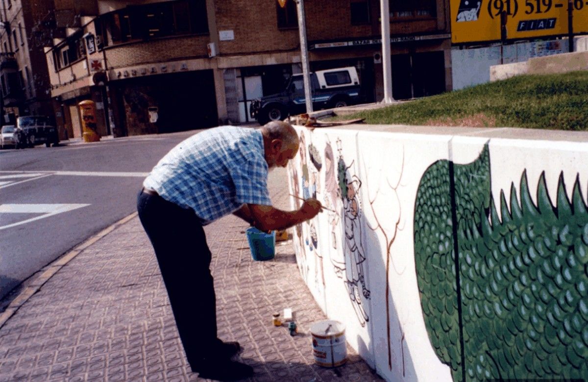 Josep Vila Closes pintant un mur de la plaça Catalunya