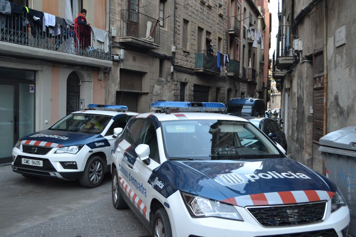 Vehicles policials taponant el carrer Santa Llúcia durant l'operatiu