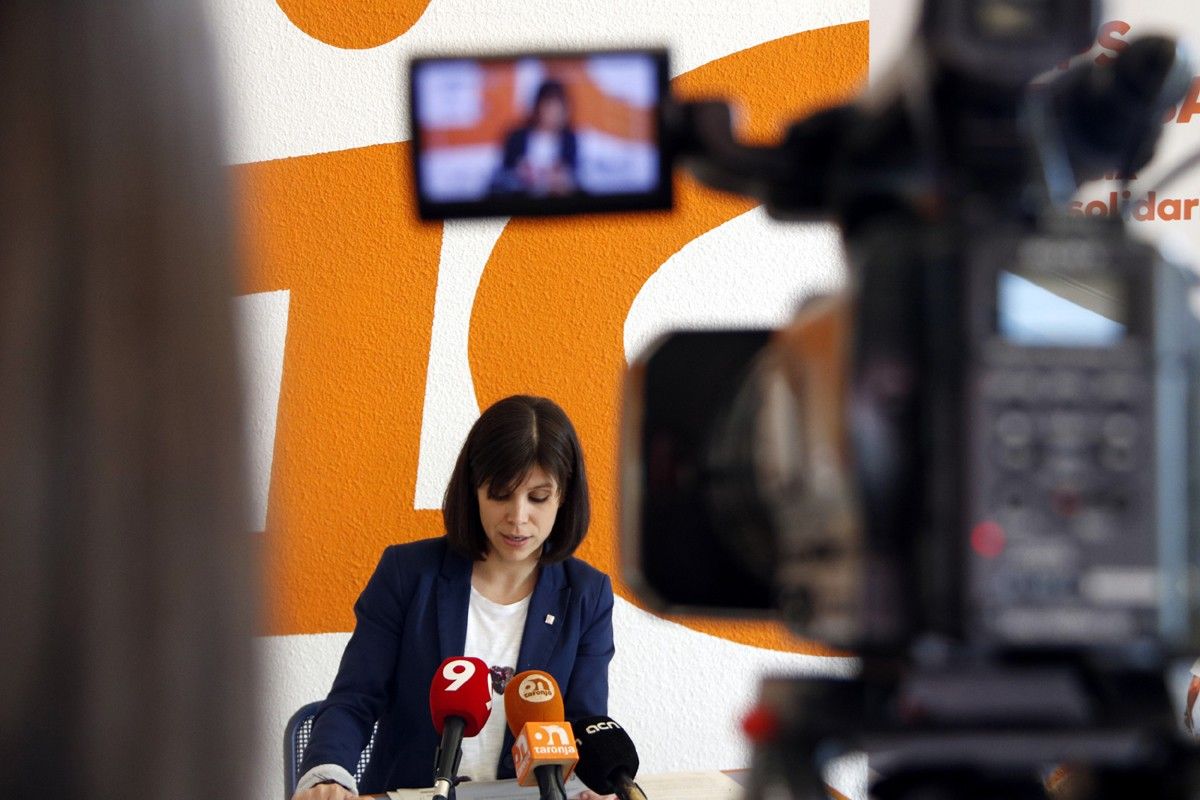 Al mig, Marta Vilalta durant la presentació dels camps de treball a la Catalunya Central des de l'alberg de Vic