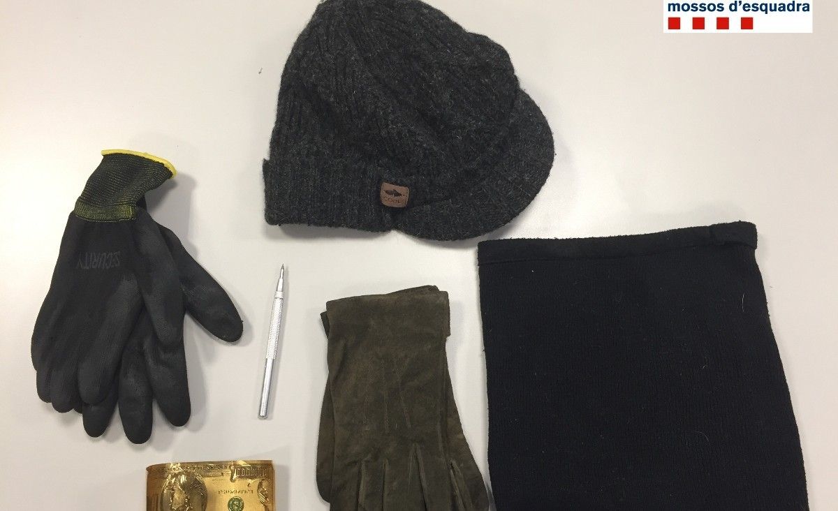 Imatge del material que els agents de l'ARRO van trobar dins del cotxe interceptat