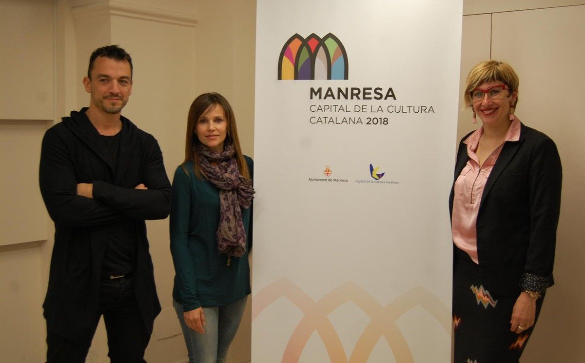 Els dissenyadors Xevi Victori i Aida Garriga, junt amb la regidora de Cultura, Anna Crespo