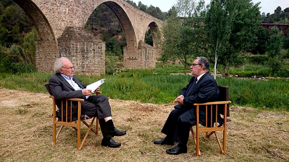 Punset entrevistant Arochena amb el pont de Castellbell a l'esquena.