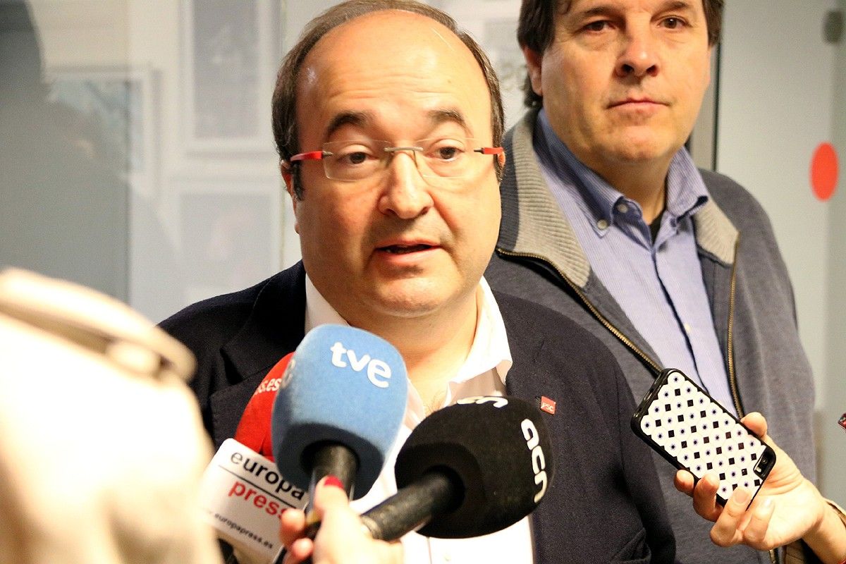 El primer secretari del PSC, Miquel Iceta, atén els periodistes a Manresa
