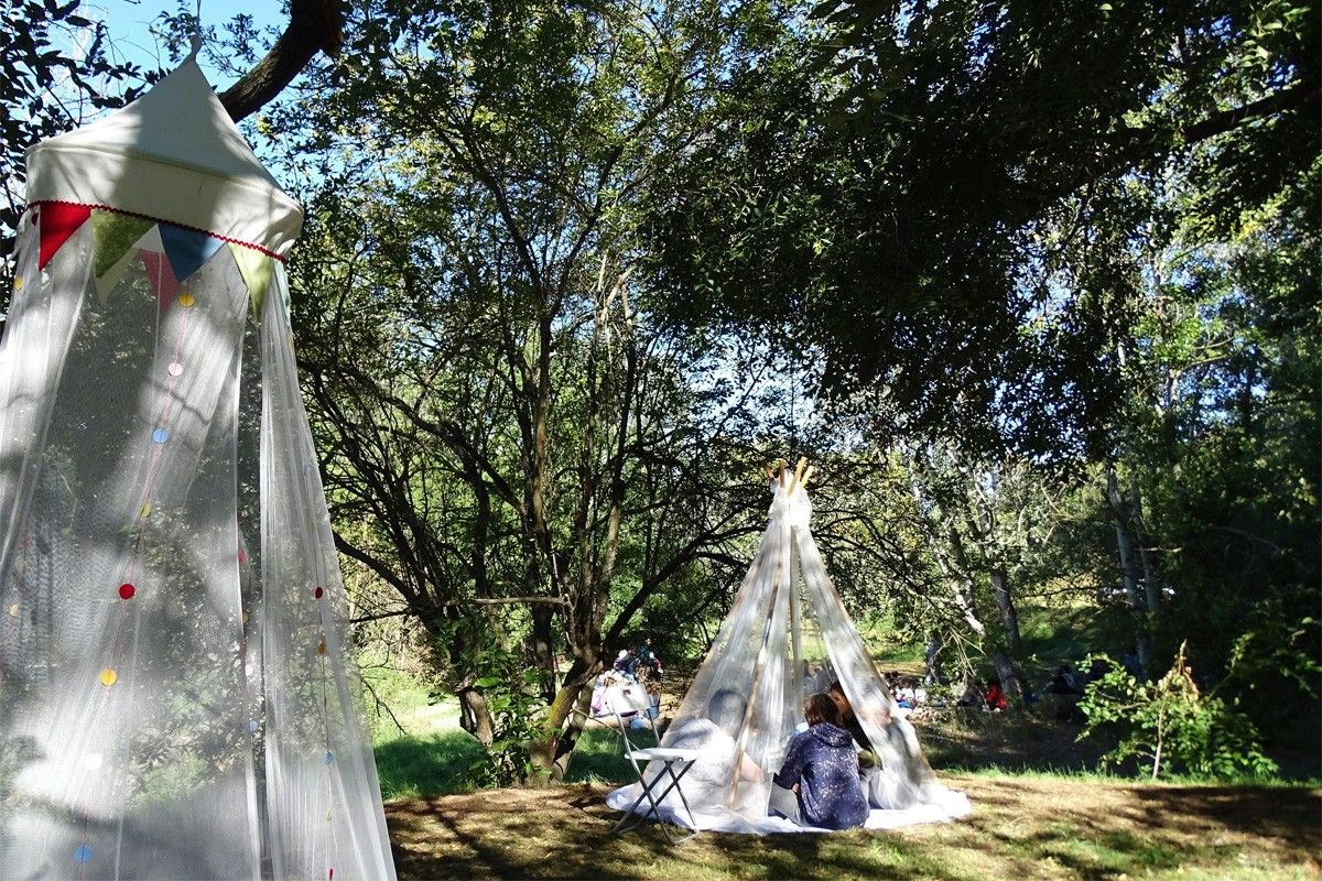 El Festival de contes a l'Anella Verda s'ha celebrat a l'interior de mosquiteres