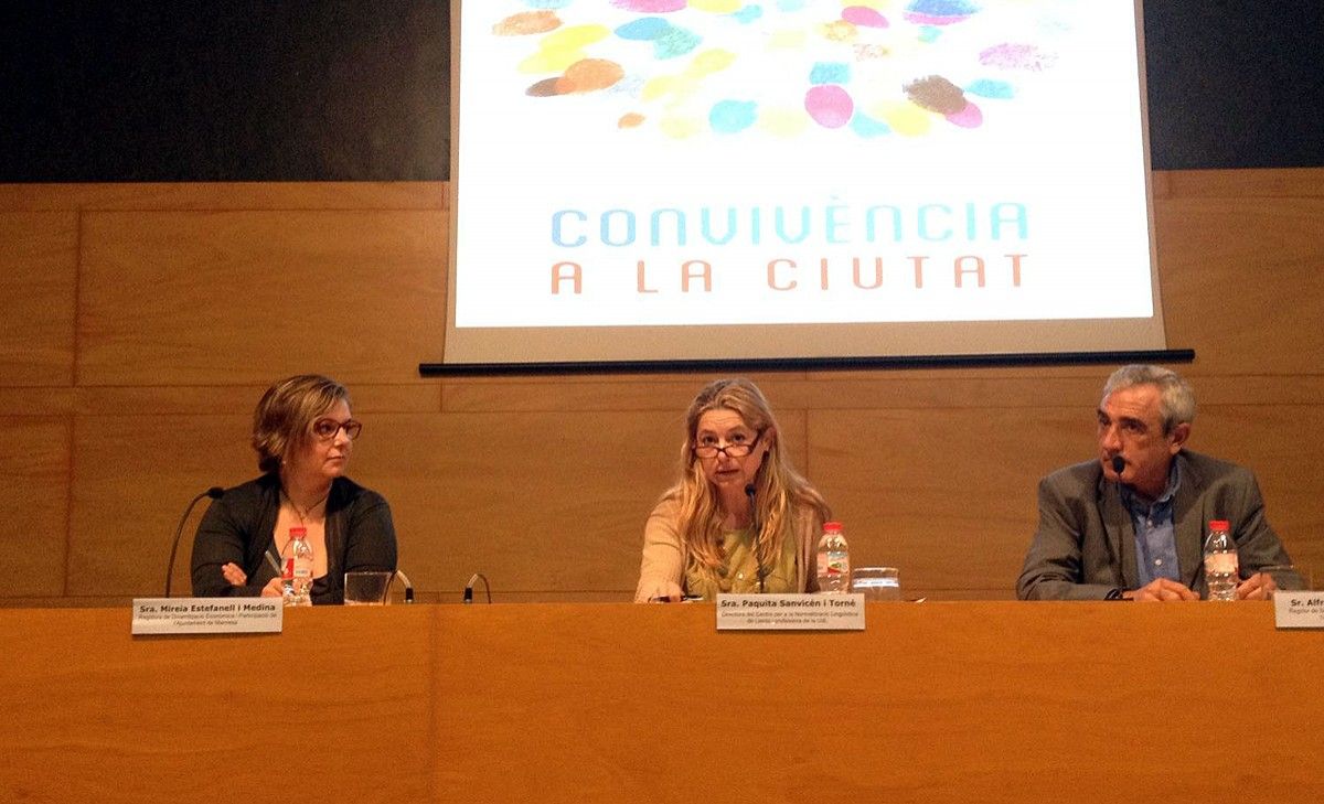 Mireia Estefanell, a l'esquerra, en una taula rodona sobre pressupostos participatius a Lleida