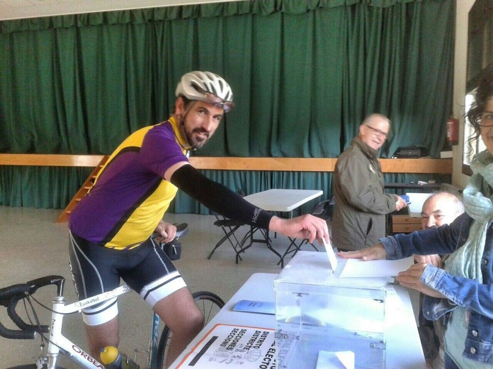 Un votant arriba amb la bicicleta fins a l'urna, a Santpedor.