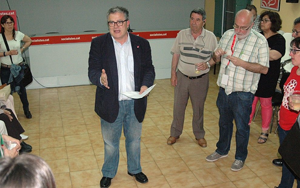 Felip González dirigeix unes paraules als militants socialistes.