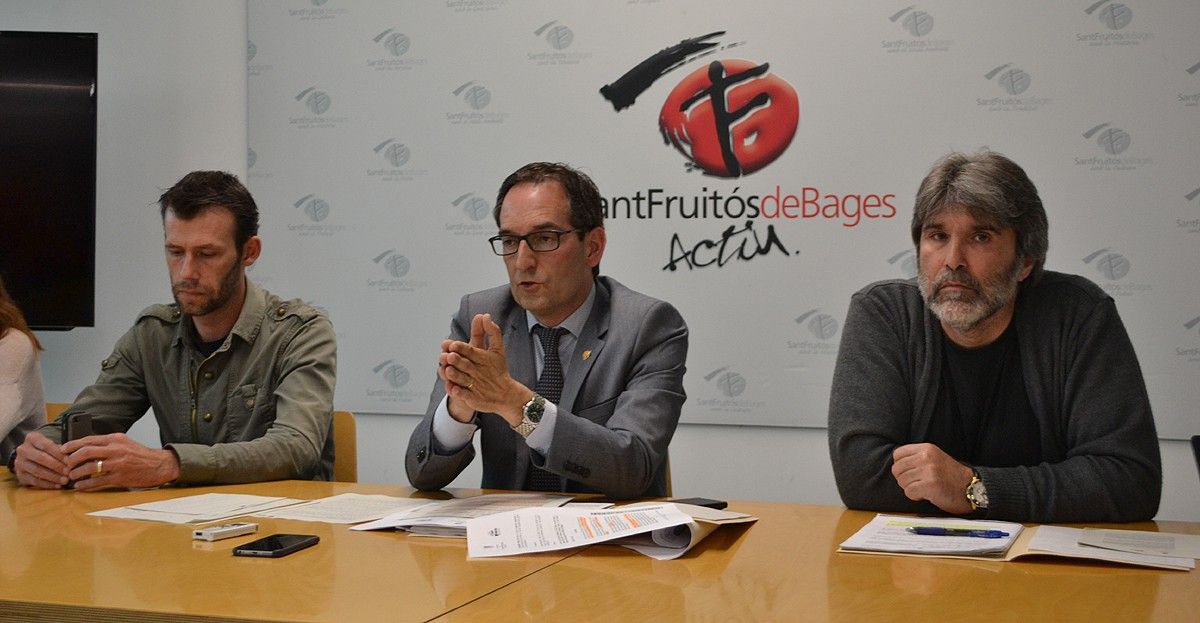 L'alcalde de Sant Fruitós, Joan Carles Batanés, al centre, amb Tomàs Casero, portaveu del PSC, a la dreta