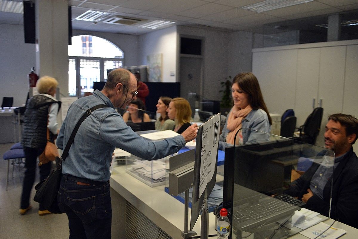 Un elector vota a Manresa en les passades eleccions municipals