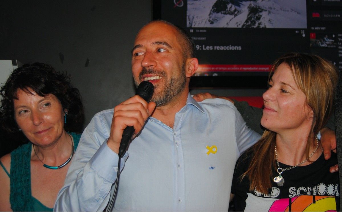 Marc Aloy, amb Cristina Cruz (a la dreta) i Montserrat Clotet (a l'esquerra), celebrant la victòria