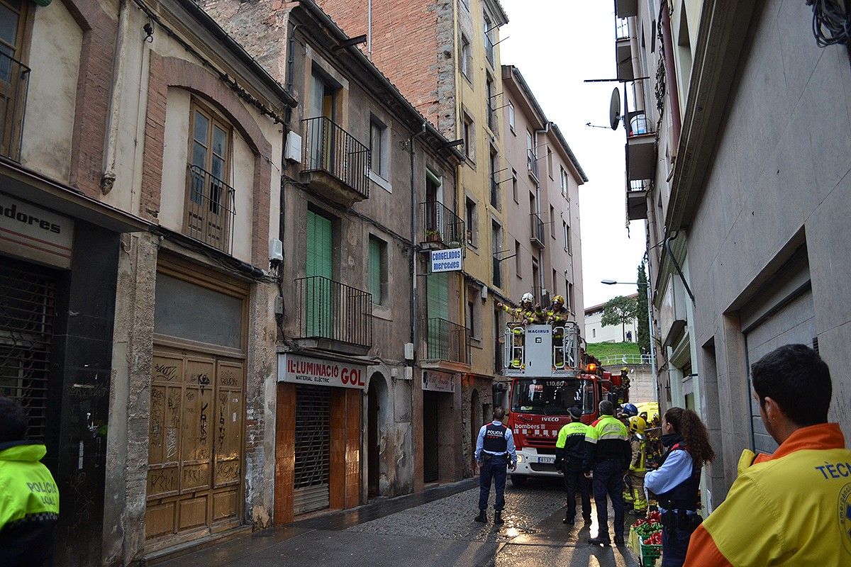 Serveis d'emergències actuant al immoble afectat, al carrer Puigterrà de Dalt