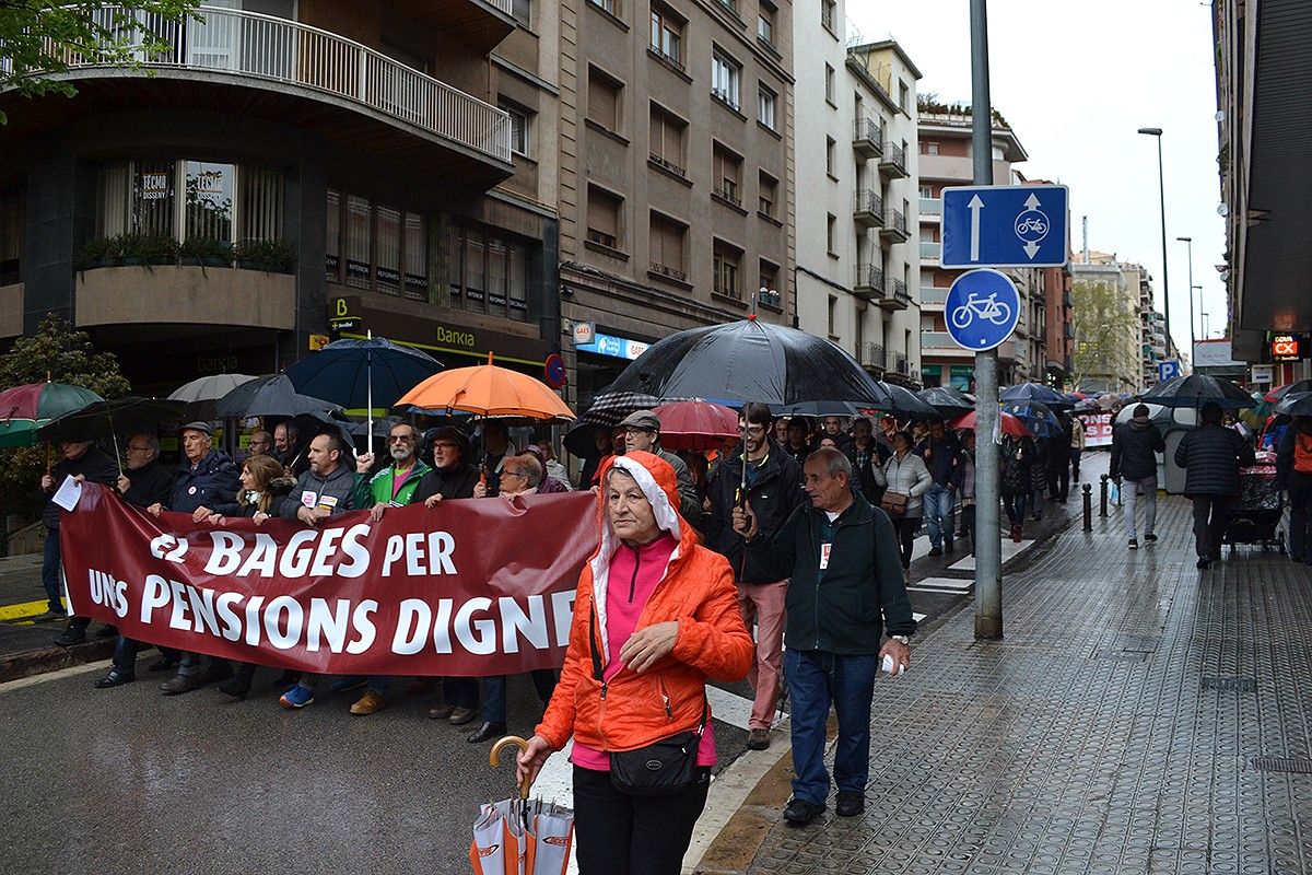 La manifestació dels pensionistes a l'altura de la prolongació d'Àngel Guimerà