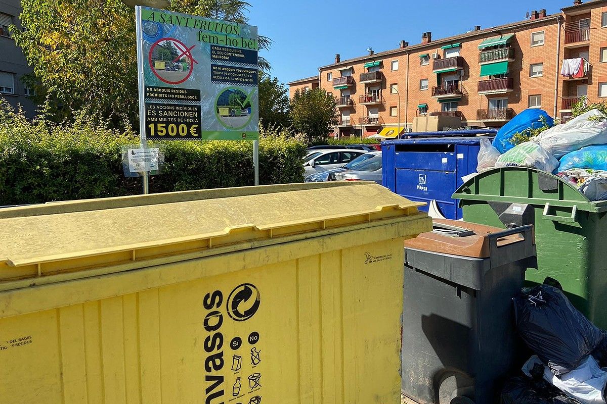 Plafó informatiu en una àrea de contenidors de Sant Fruitós