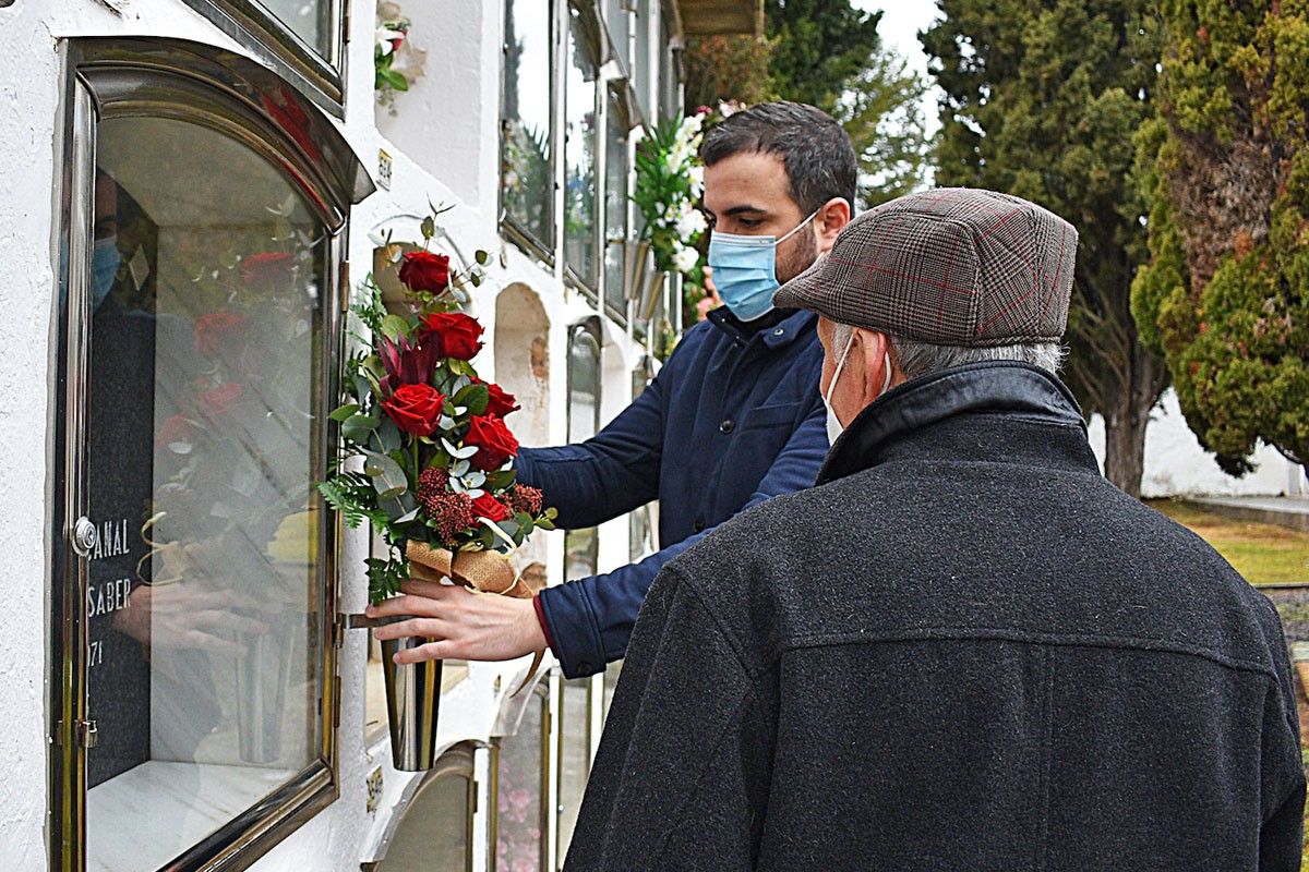 Ofrena floral a la tomba de Salvador Perarnau, a càrrec de l’alcalde Albert Coberó i el renebot del poeta surienc