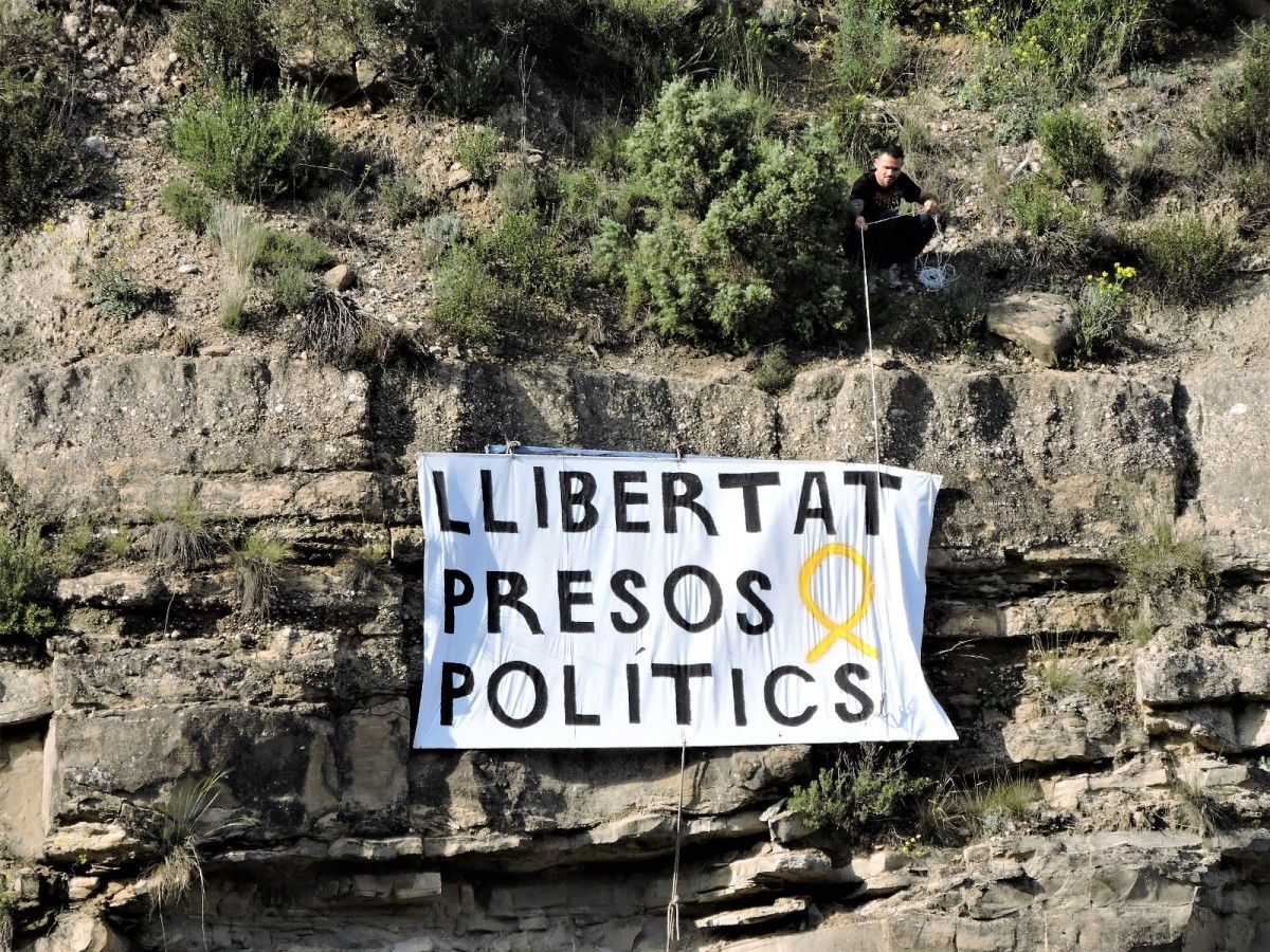 Un dels espanyolistes intentant accedir a la pancarta, sense èxit