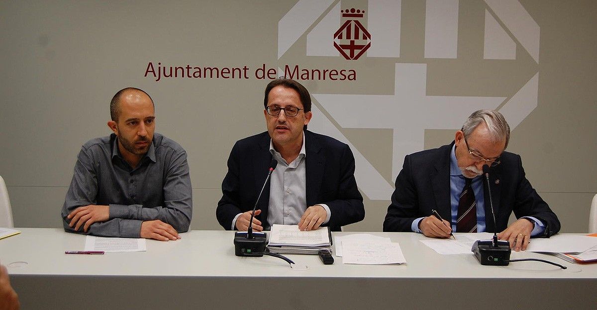 Els regidors Marc Aloy, Antoni Llobet i Josep Maria Sala durant la roda de premsa