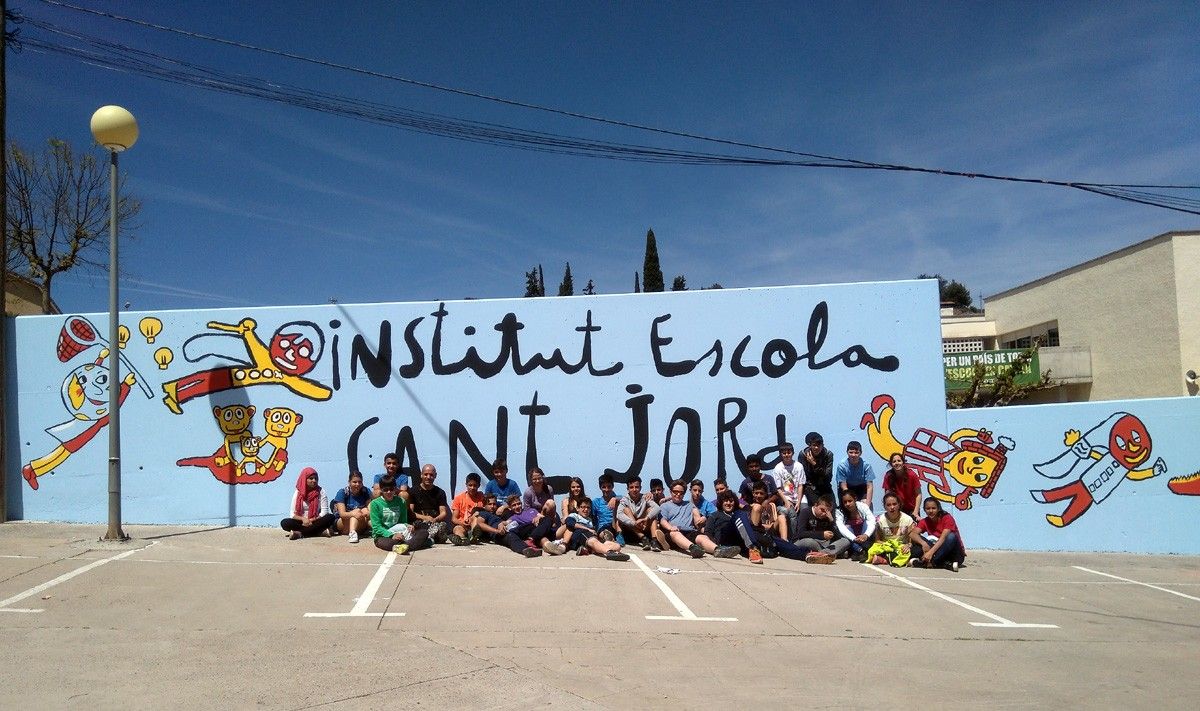 El nou mural a l'institut escola Sant Jordi de Navàs