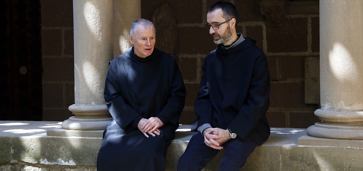 Josep-Miquel Bausset, mestre de novicis de Montserrat, conversa amb un dels postulants al claustre de Montserrat