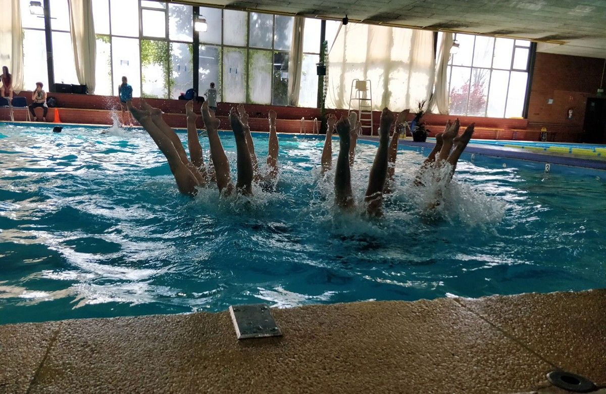 Les nedadores manresanes durant el seu exercici