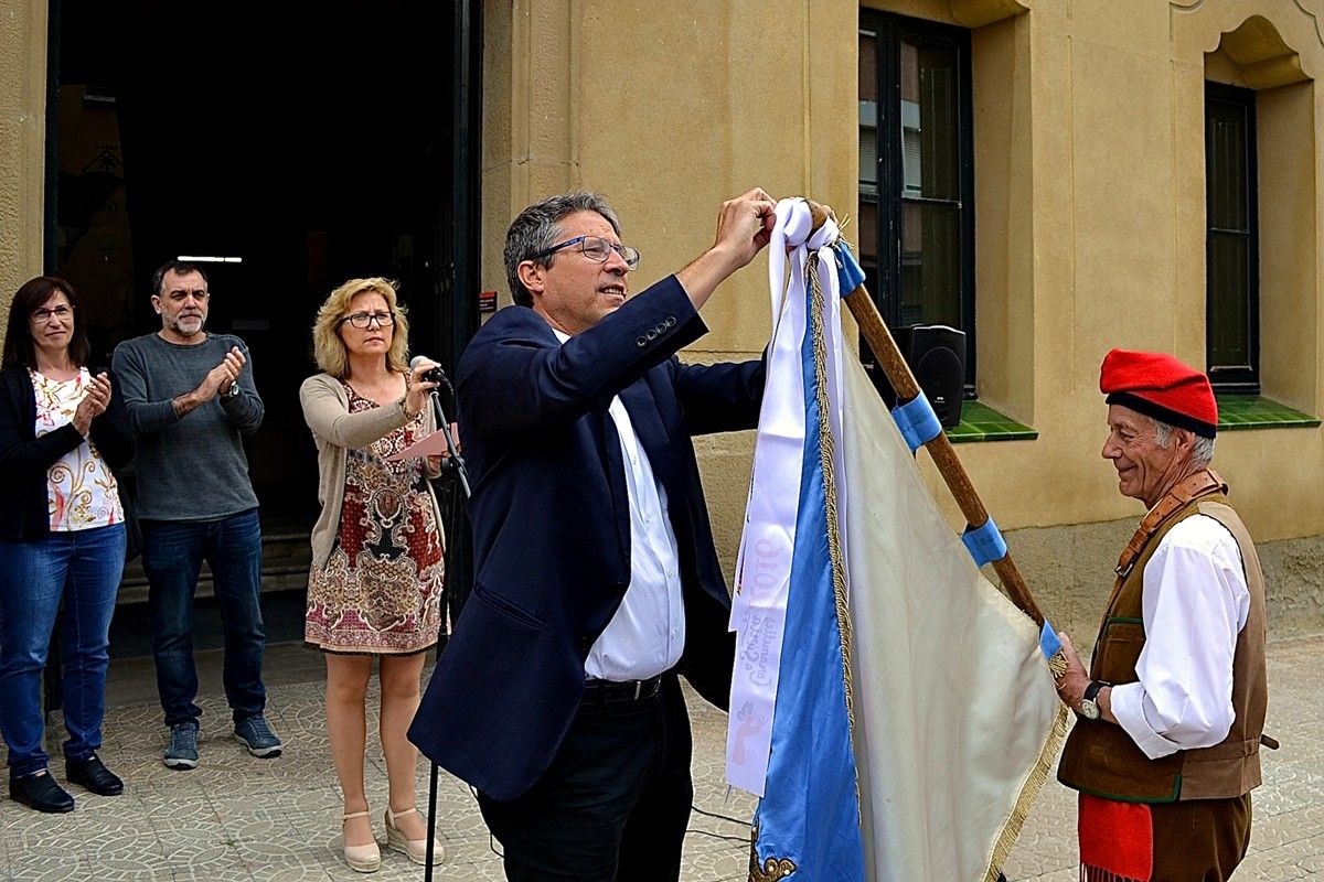 L'alcalde de Súria, Josep Maria Canudas, posa la cinta a l'estendard de la colla Tro Gros