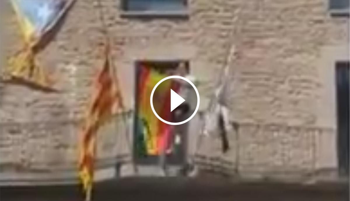 VÍDEO S'enfila al balcó i penja la bandera espanyola