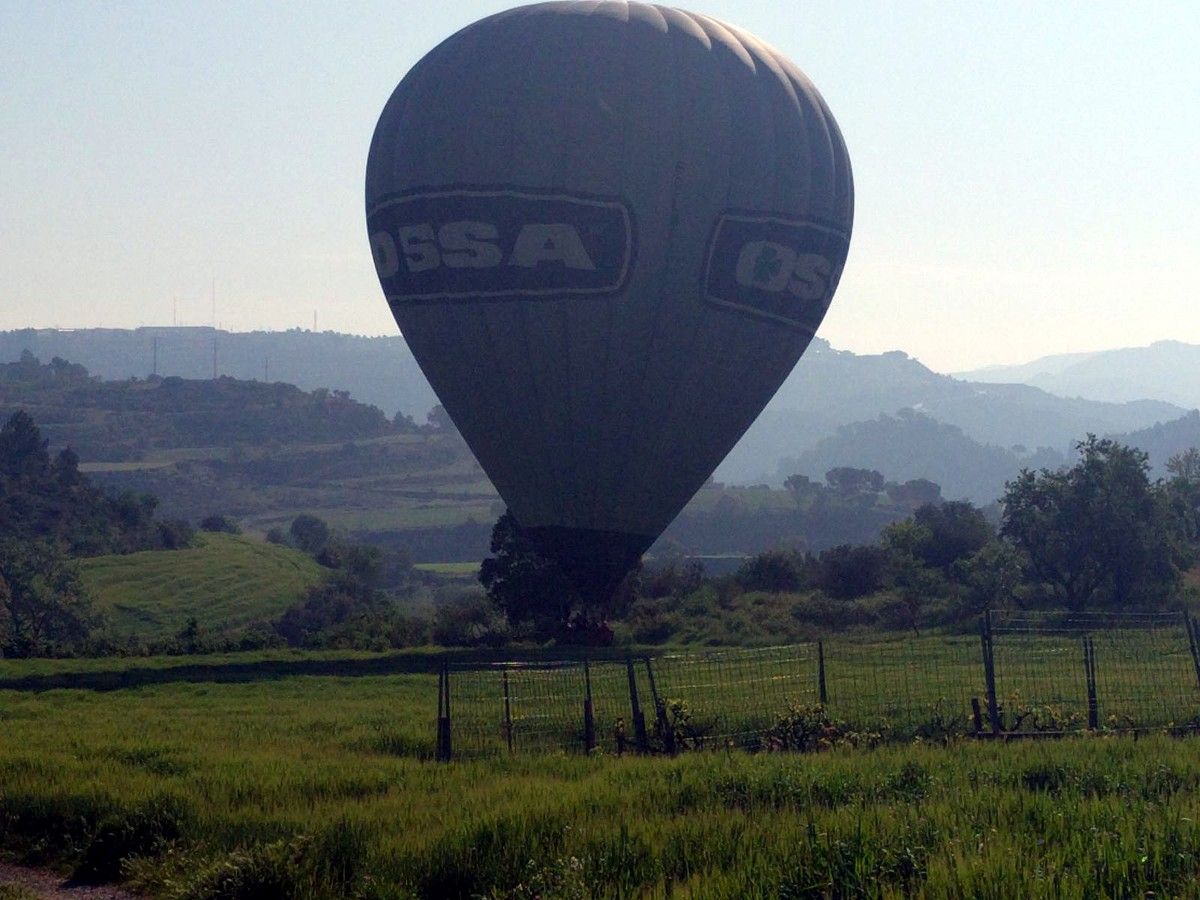El globus aerostàtic en el moment d'aterrar després d'haver salvat el camp