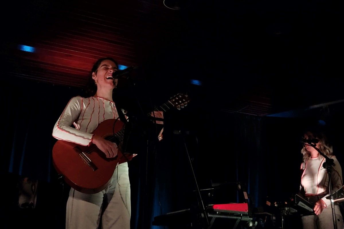 La cantautora mallorquina Mar Grimalt durant el concert a l'auditori de la Plana de l'Om