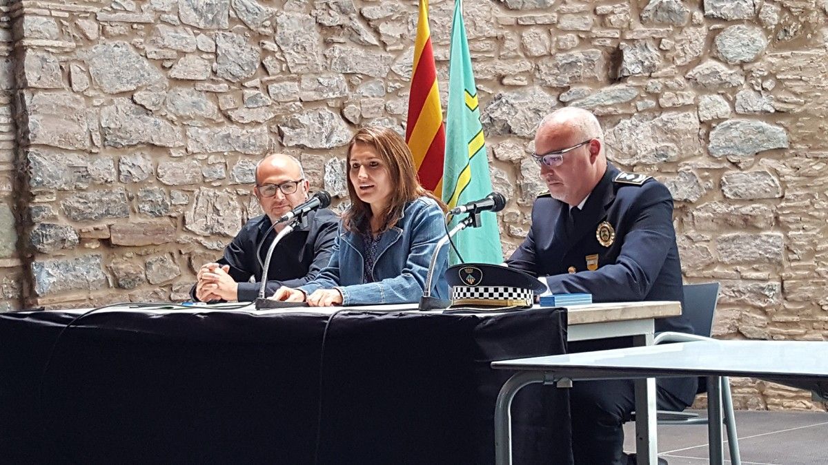 L'alcalde Xavier Codina, la delegada del govern, Laura Vilagrà, i el sergent en cap, Moisés Gimeno