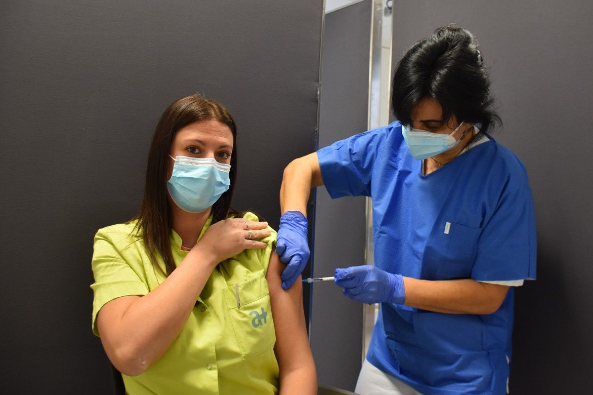 Una treballadora d'Althaia rebent la vacuna Covid