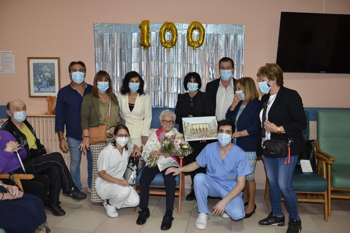 Celebració dels cent anys de Rosa Rodríguez Nieto a la residència Valldaura