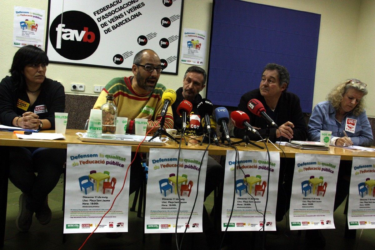 Marta Tejedor, de CCOO; Ramon Font, d'USTEC-STEs; Xavier Massó, d'ASPEPC-SPS; Miquel González, de CGT, i Laia Martí, d'UGT, en la roda de premsa