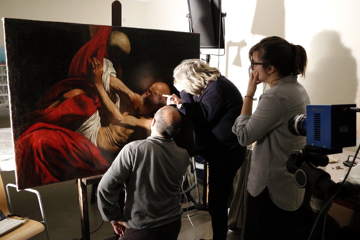 Experts italians del projecte «Dentro Caravaggio» i la seva comissària examinen l'obra del pintor de Montserrat