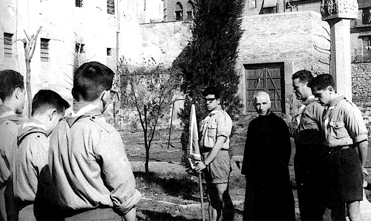Any 1964: Cerimònia de la promesa de minyons escoltes als jardins de la Cova de Sant Ignasi