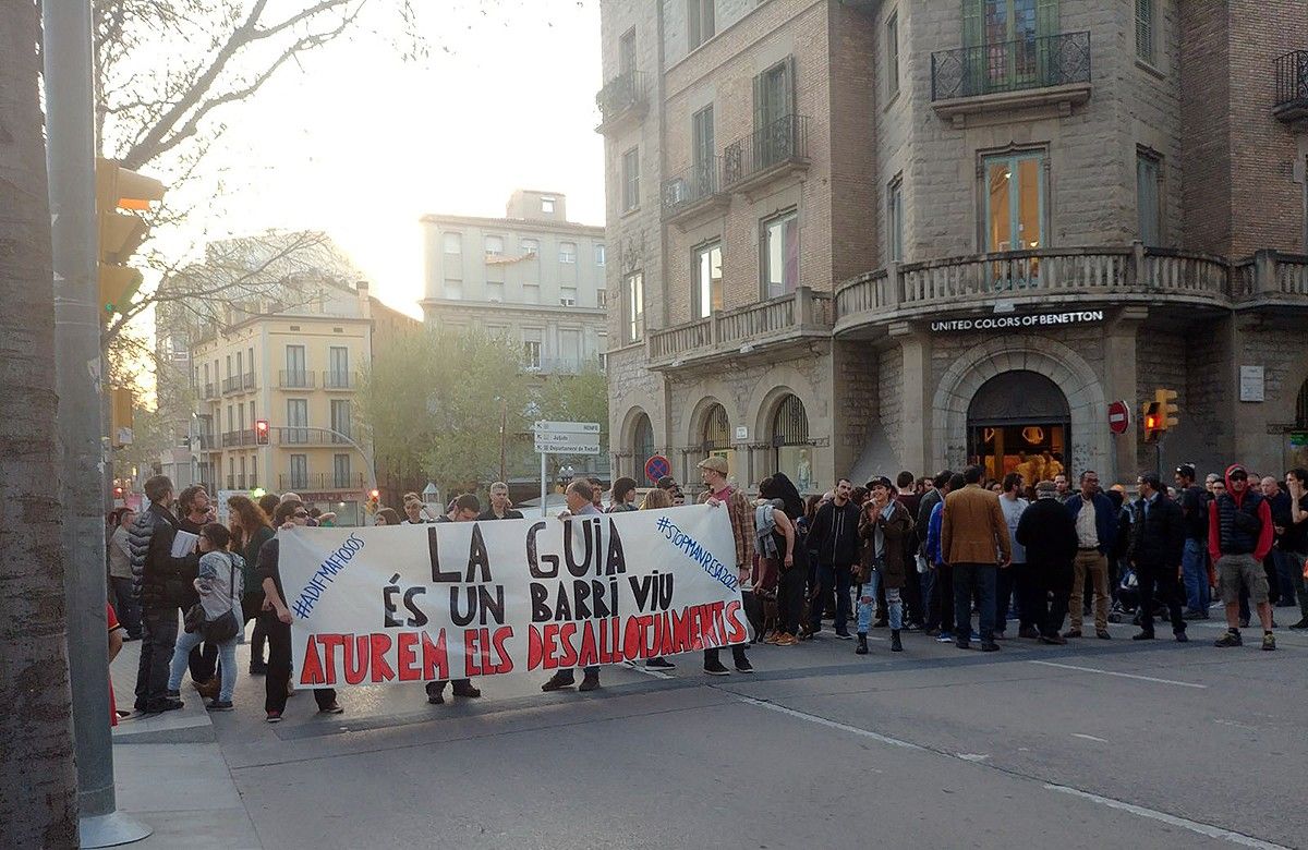 Manifestació contra els desallotjaments a la Guia al seu pas per la Muralla de Sant Francesc