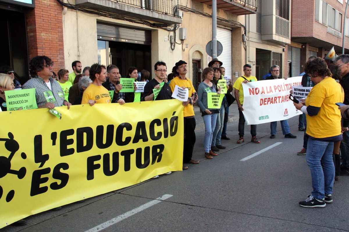 Persones amb pancartes concentrades davant dels serveis territorials d'Ensenyament a Manresa per reclamar una educació pública de qualitat