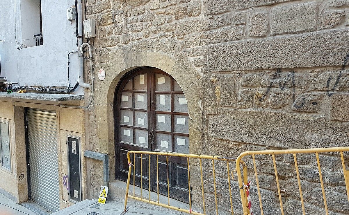 Porta d'El Celler, a la Baixada dels Drets, actualment tancat