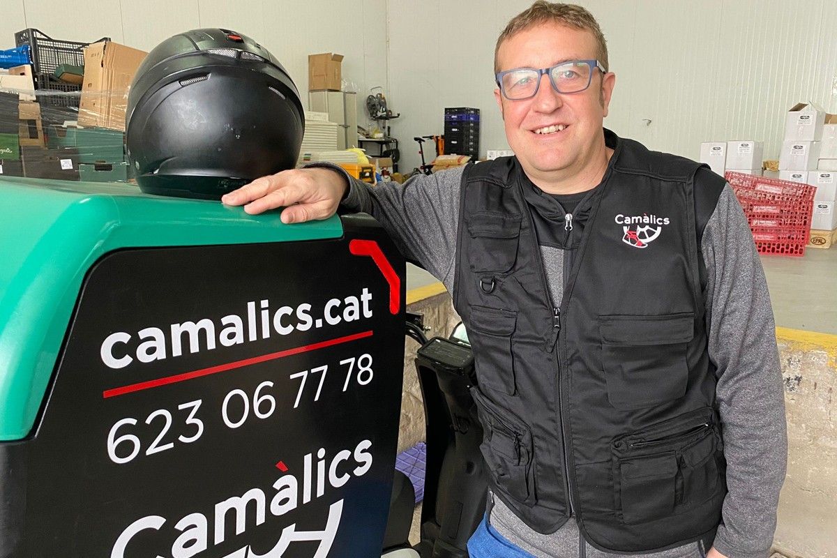Carles Jódar i la moto elèctrica de Camàlics