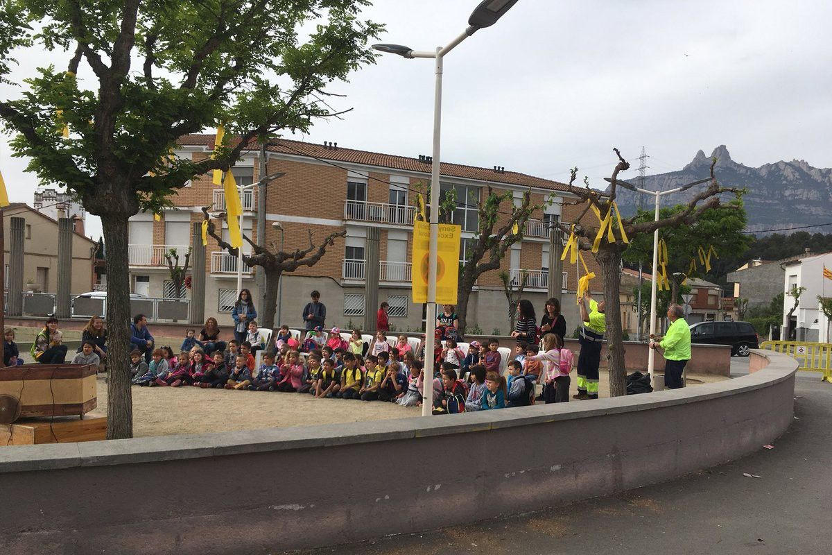 Brigada de Castellbell retirant llaços grocs mentre els escolars escolten contes a la plaça Barcelona