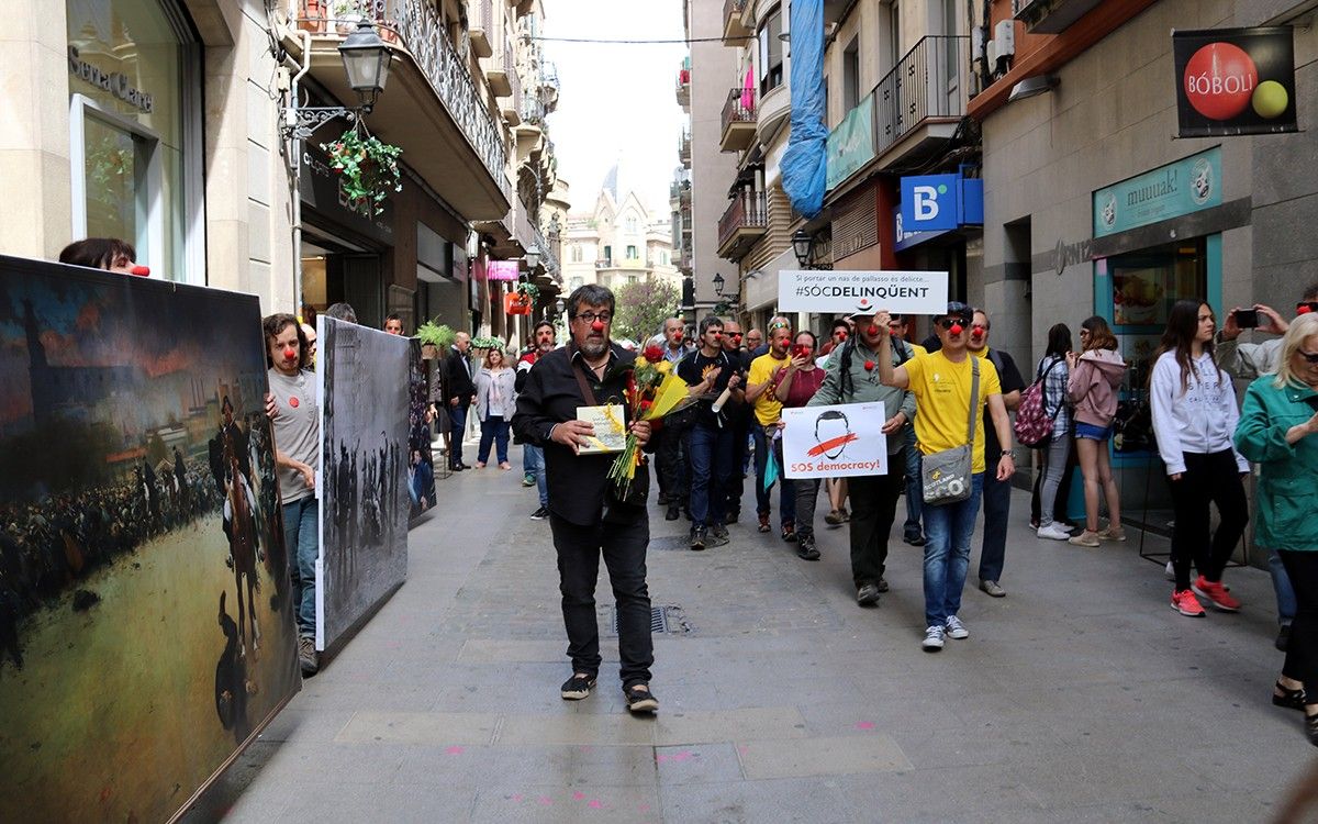 Jordi Pesarrodona camina pel nucli antic de Manresa per anar cap als jutjats acompanyat de desenes de persones