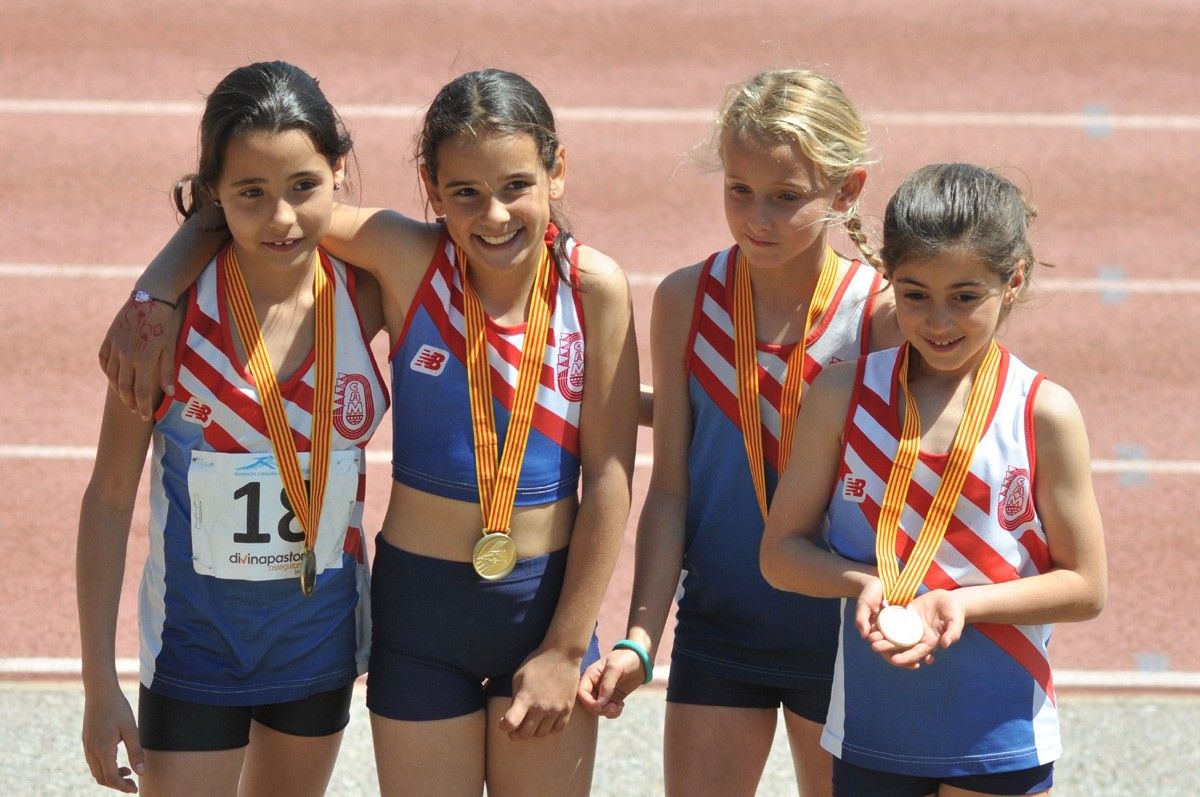 Les campiones benjamines del relleu 4x60, amb Lucia Molina, Sira Salas, Ona Dalmau i Carla Rovira