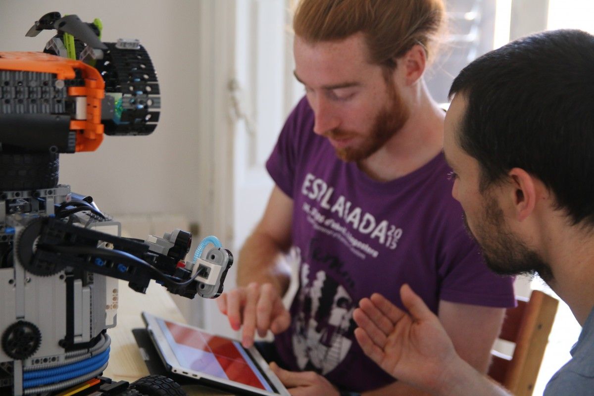 Aleix Badia i Pau Lafoz amb el robot d'El Patufet