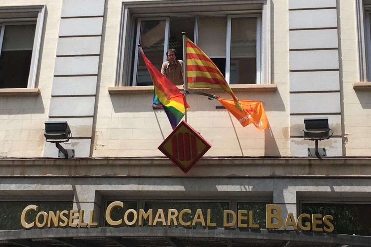 La bandera LGTBI a la façana del Consell Comarcal del Bages en una imatge d'arxiu
