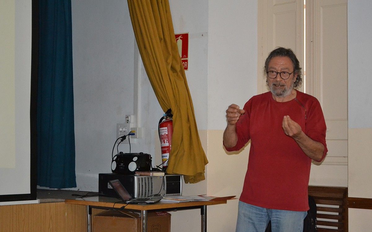 L'activista Josep Cònsola durant la xerrada al Casal de les Escodines de Manresa