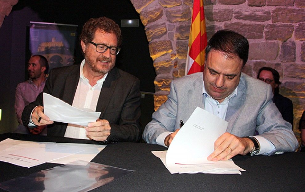 Pere Culell i Valentí Junyent signen l'Acord d'Investidura i Governabilitat.