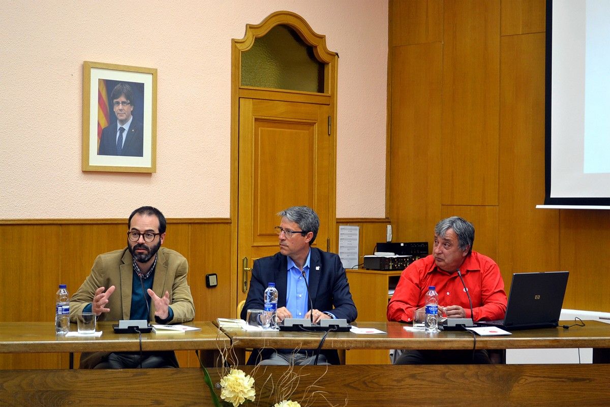 L'alcalde d'El Bruc, Enric Canela, al costat de l'alcalde de Súria, Josep Maria Canudas, i de l'estudiós surienc Albert Fàbrega