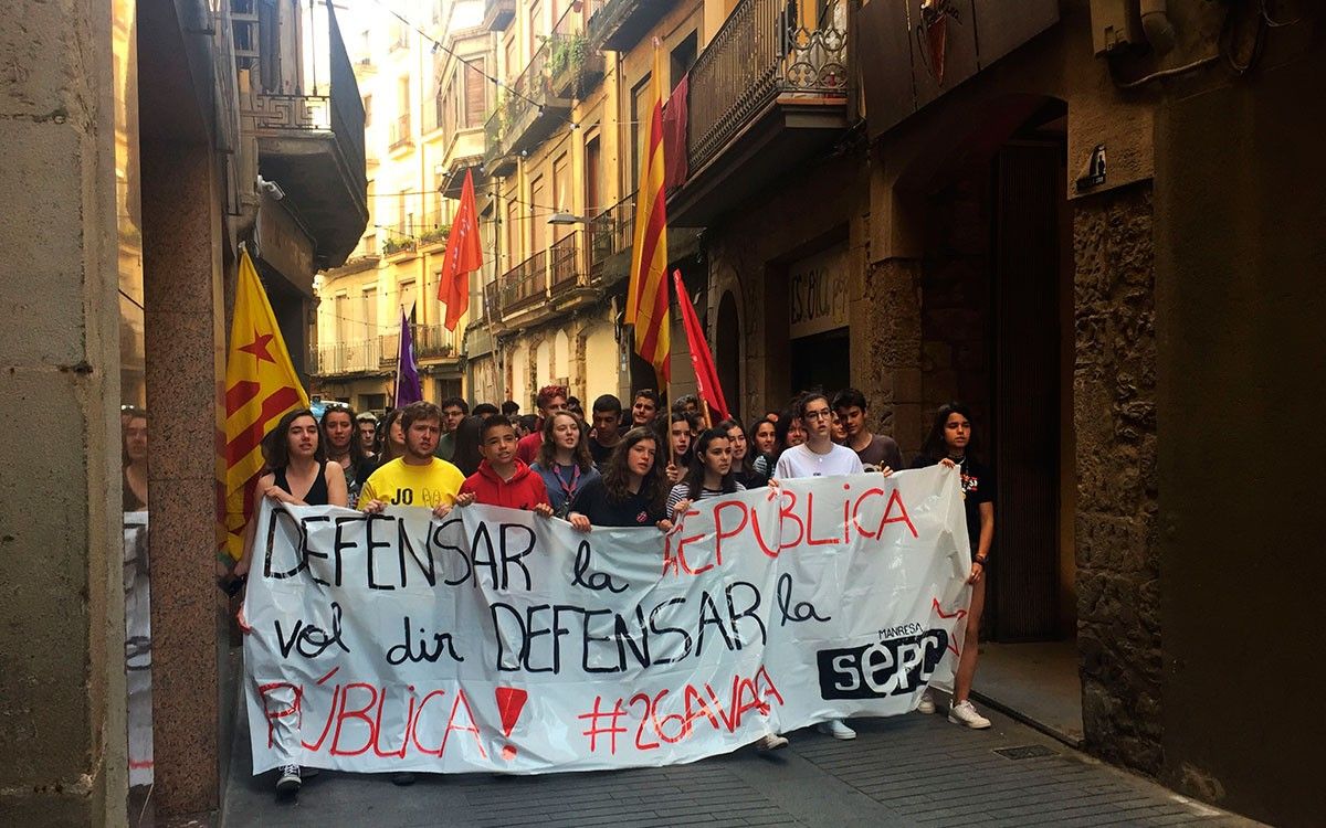 Membres del SEPC Manresa en el seu pas pel carrer Sobrerroca